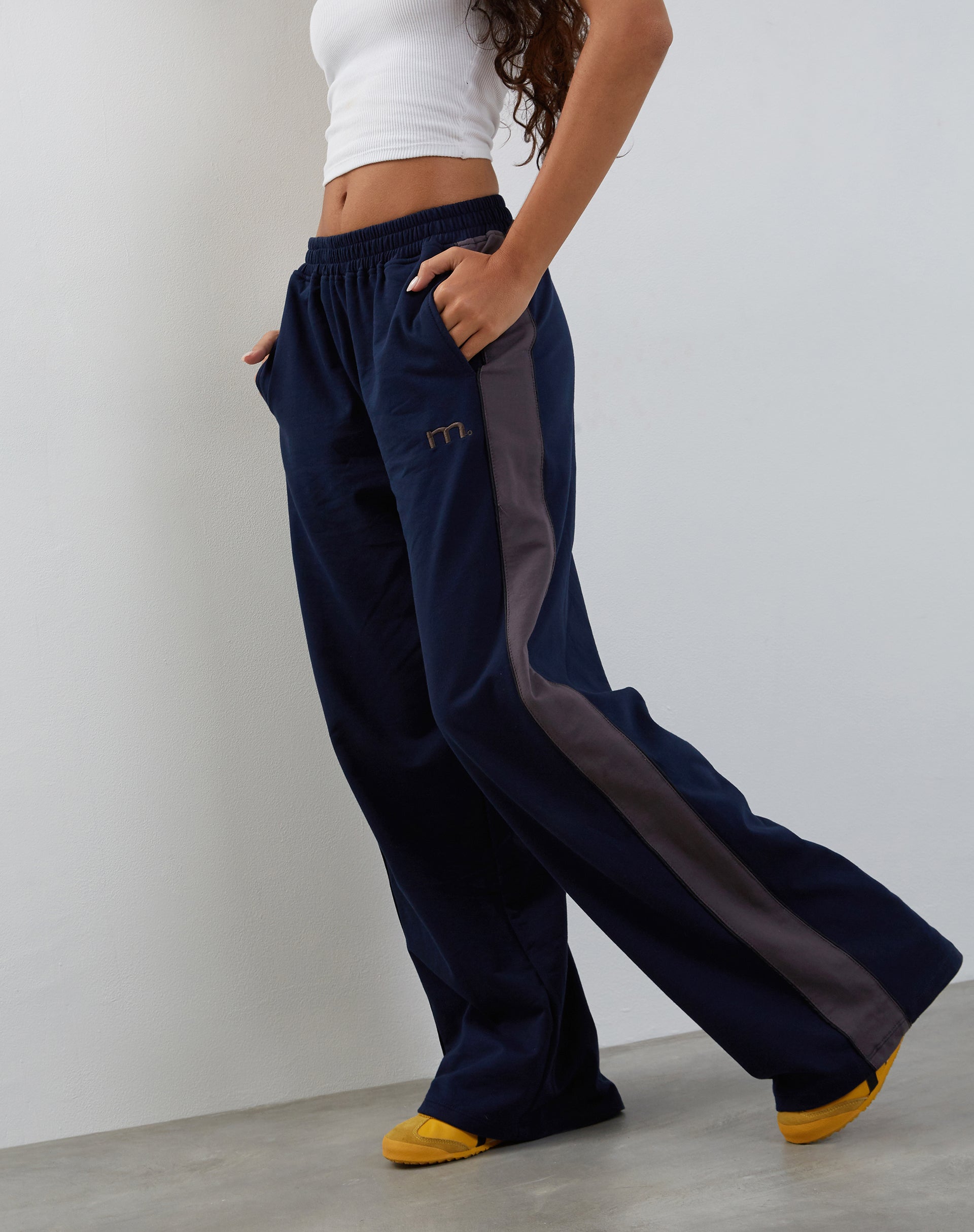 Navy with M Embroidery Jogger Bedion motelrocks