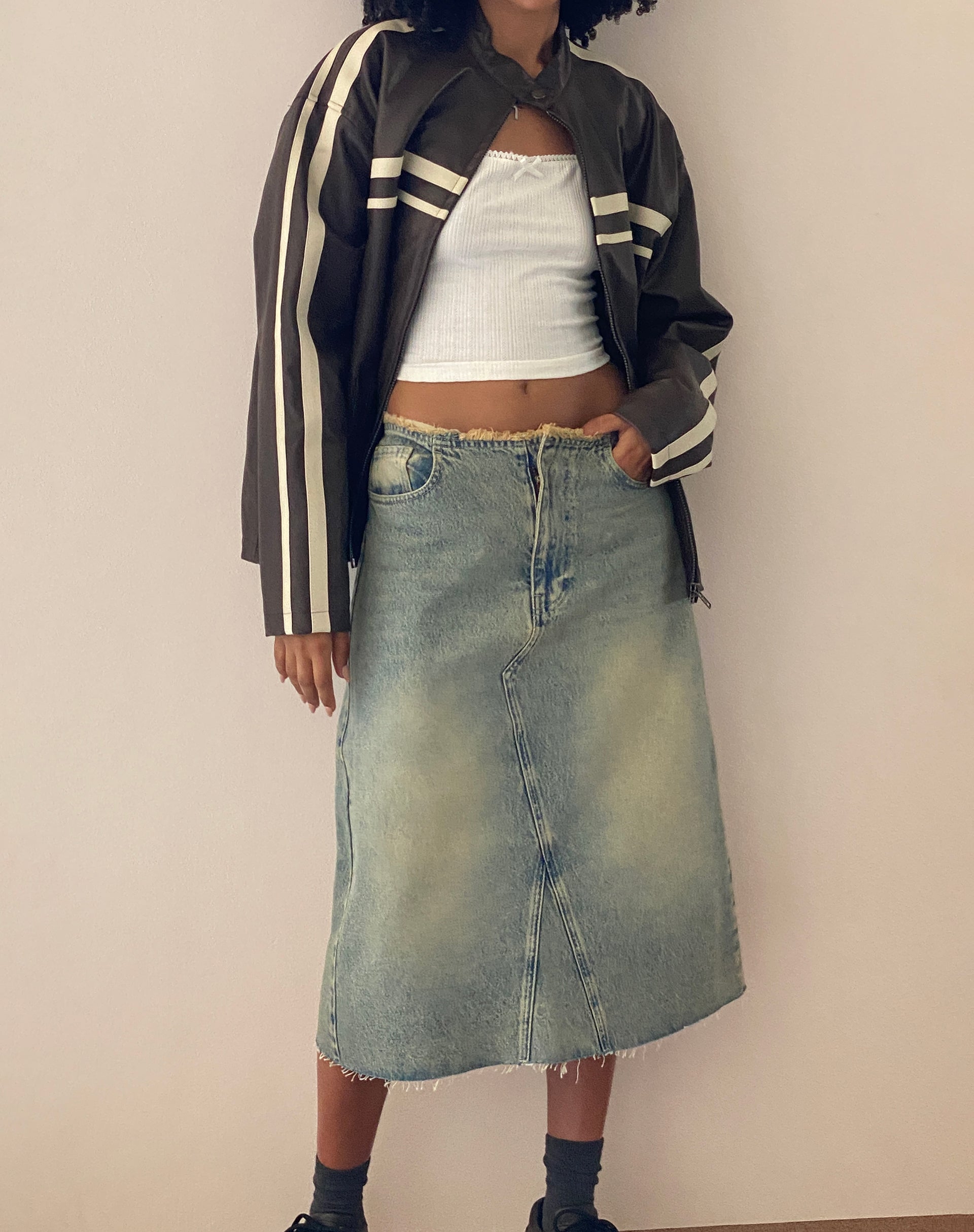 Light wash hotsell denim skirt outfit