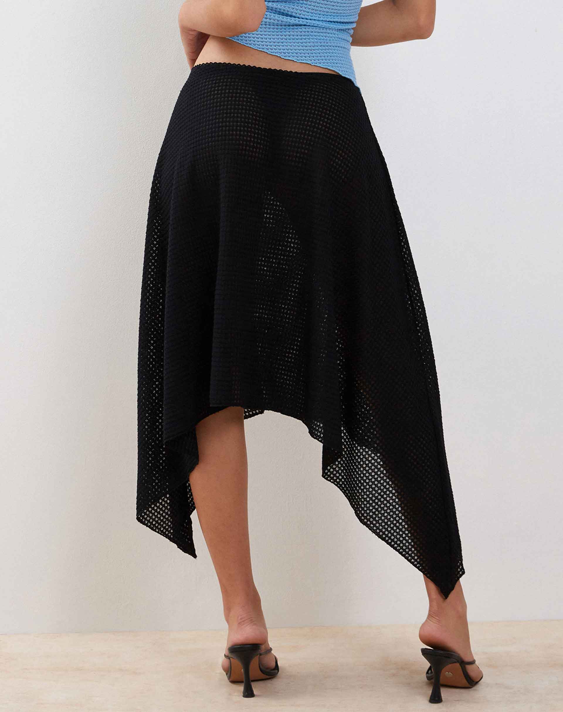 Asymmetrical skirt outlet black