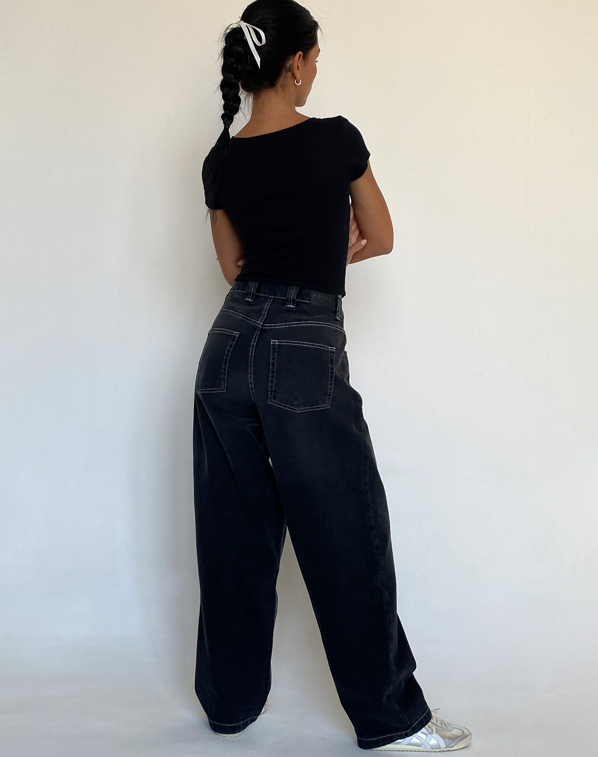 Black women's jeans hot sale with white stitching