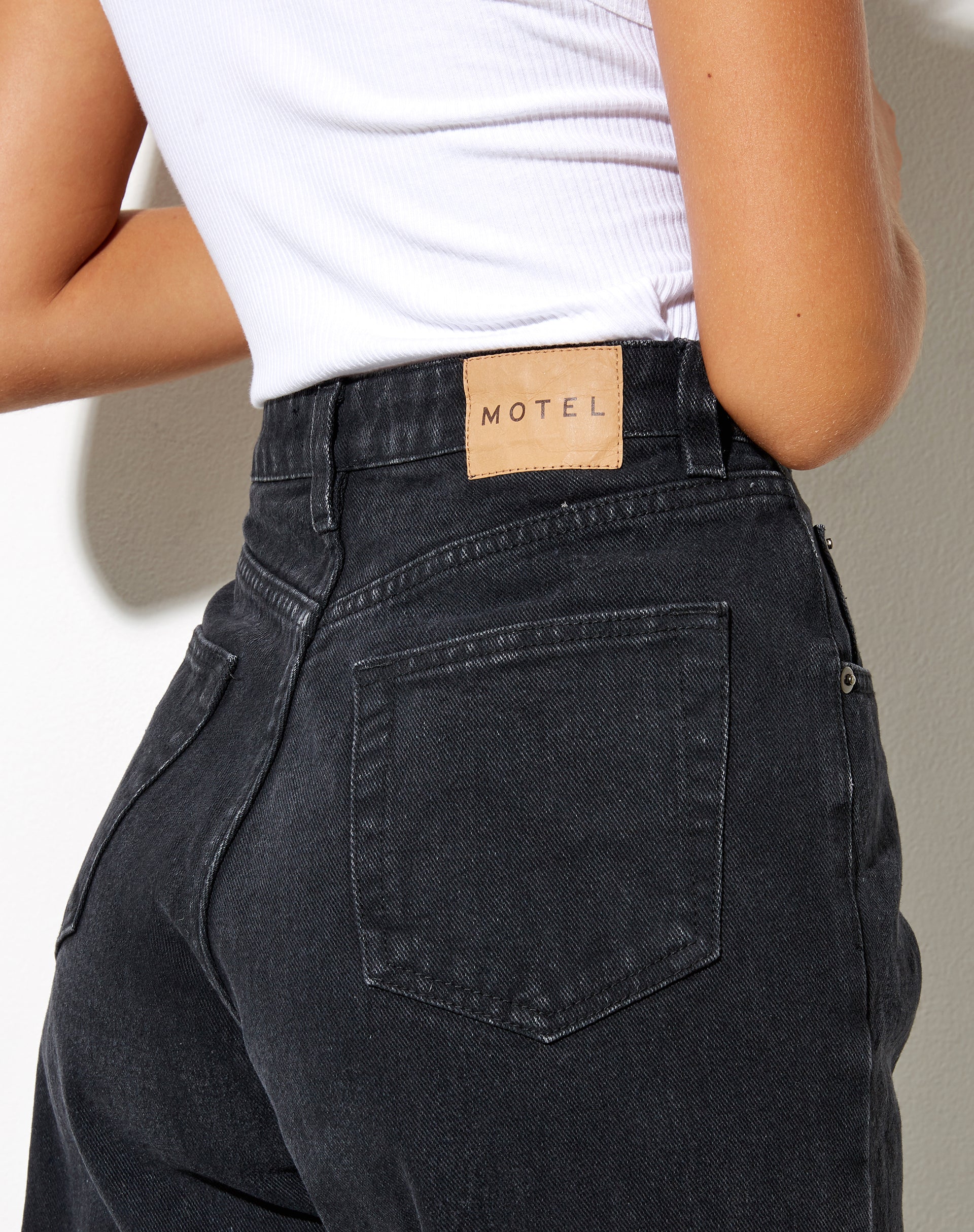 Mom jeans hot sale black belt